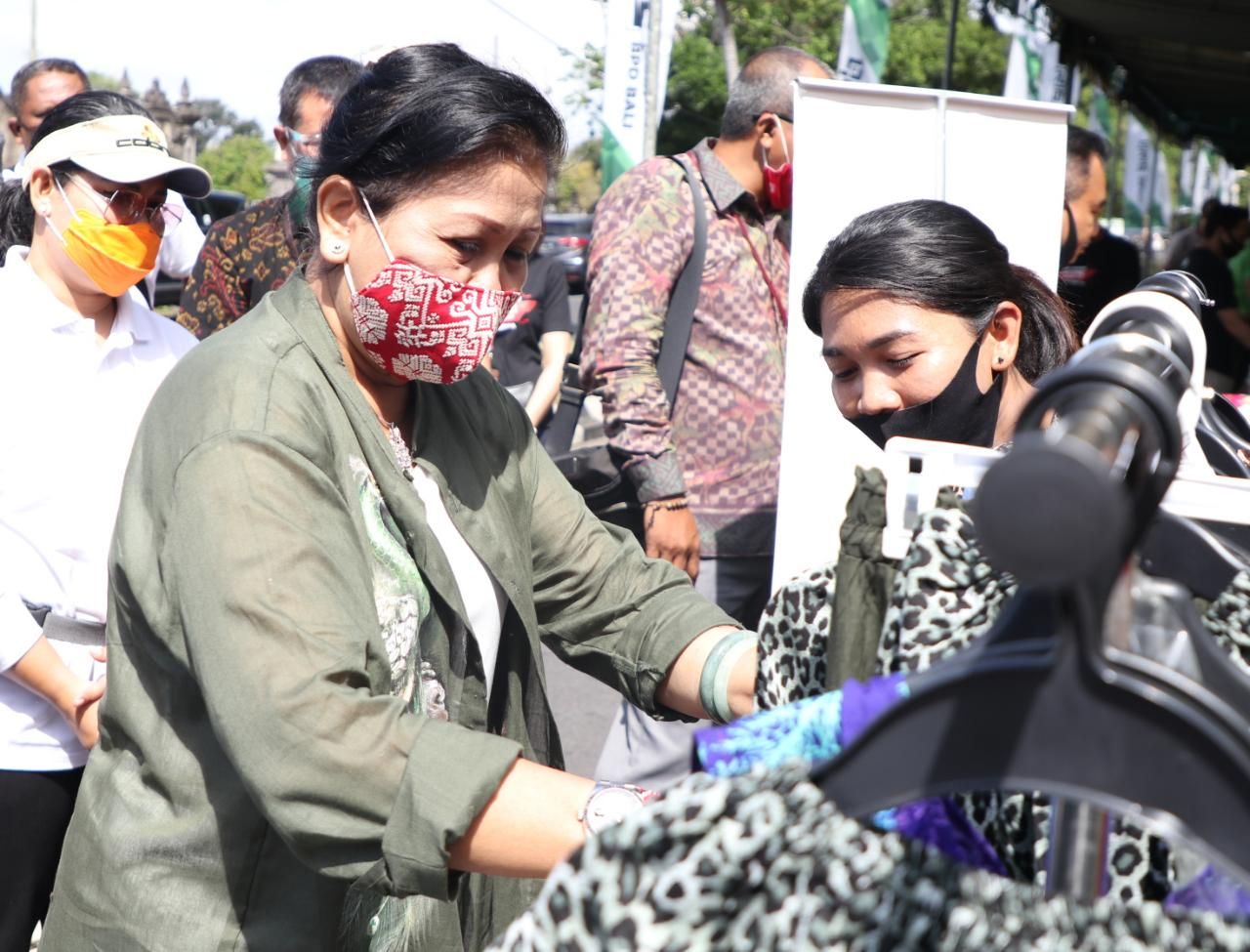 podiumnews.com-Tinjau Pasar Gotong Royong, Putri Koster Puji Kreativitas Perajin Bali